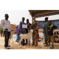 Un aumônier musulman fait un don de chèvres à l'institut des jeunes aveugles (IJA) de Gao, au Mali.