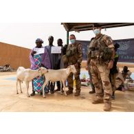 Un aumônier musulman fait un don de chèvres à l'institut des jeunes aveugles (IJA) de Gao, au Mali.