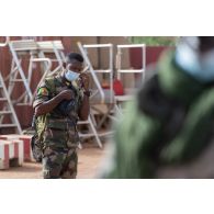 Un soldat malien téléphone à sa famille après deux ans de mission loin de ses proches à l'aéroport de Gao, au Mali.