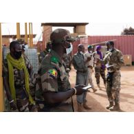 Un soldat malien téléphone à sa famille après deux ans de mission loin de ses proches à l'aéroport de Gao, au Mali.