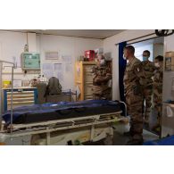 Le médecin général des armées Philippe Rouanet de Berchoux discute avec le médecin principal Christophe au bloc chirurgical de Gao,au Mali.