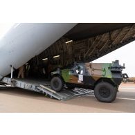 Déchargement de véhicules blindés légers (VBL) depuis la soute d'un avion Boeing C-17 émirati sur l'aéroport de Gao, au Mali.