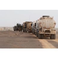 Un camion ravitailleur pétrolier de l'avant à capacité étendue (CARAPACE) du Service de l'énergie opérationnelle (SEO) progresse en convoi sur une piste de la région de Gao, au Mali.