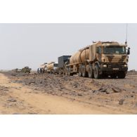 Un camion ravitailleur pétrolier de l'avant à capacité étendue (CARAPACE) du Service de l'énergie opérationnelle (SEO) progresse en convoi sur une piste de la région de Gao, au Mali.