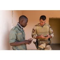 Le lieutenant Thomas, chef de section de l'armée malienne, discute avec le lieutenant Paul-Florent, officier de liaison à Tabakort, au Mali.