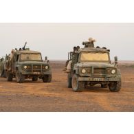 Des soldats maliens progressent à bord de leur pick-up dans la région de Tabankort, au Mali.