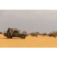 Des soldats maliens sécurisent le périmètre à bord d'un pick-up dans la région de Tabankort, au Mali.