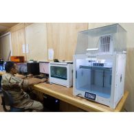 Le sergent Julien conçoit une pièce à imprimer sur l'interface graphique d'une imprimante dans son bureau à Gao, au Mali.