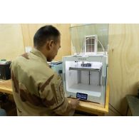 Le sergent Julien configure une imprimante 3D dans son bureau à Gao, au Mali.