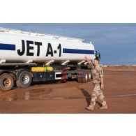 Le maréchal des logis Anaïs, adjointe au chef de détachement du Service de l'énergie opérationnelle (SEO), guide le placement des camions-citernes sur la base de Gao, au Mali.