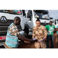 Le maréchal des logis Anaïs, adjoints au chef de détachement du Service de l'énergie opérationnelle (SEO), récupère le manifeste d'un camion-citerne sur la base de Gao, au Mali.
