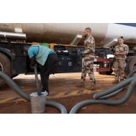 Le brigadier-chef Jean-Maurice, technicien des tests de carburant, se prépare à analyser la contenance de l'eau dans l'essence d'un camion-citerne sur la base de Gao, au Mali.