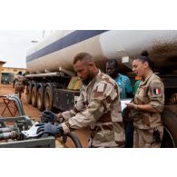 Le brigadier-chef Jean-Maurice, technicien des tests de carburant, note la quantité d'essence réceptionnée sur la base de Gao, au Mali.