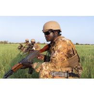 Un groupe de soldats maliens ratisse une zone dans la région d'Inadiatafane, au Mali.