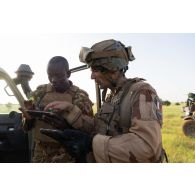Un commandant d'unité français se coordonne avec son homologue malien pour le ratissage d'une zone dans la région d'inadiatafane, au Mali.