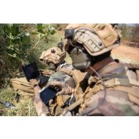Des éléments du groupement de commandos de montagne (GCM) recueillent du renseignement par téléphone mobile et ordinateur lors d'un exercice à Gao, au Mali.