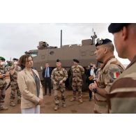 Le commandant Anthony, adjoint à la maintenance du véhicule blindé multi-rôles (VBMR) Griffon, présente le dispositif à la ministre des Armées Florence Parly à Gao, au Mali.