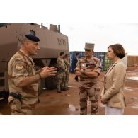 Le commandant Anthony, adjoint à la maintenance du véhicule blindé multi-rôles (VBMR) Griffon, présente le dispositif à la ministre des Armées Florence Parly et au général de division Laurent Michon à Gao, au Mali.