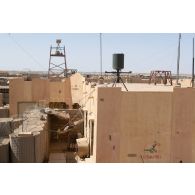 Déploiement d'un moyen de surveillance utilisant un radar d'observation des intervalles (MURIN) sur la base de Tessalit, au Mali.