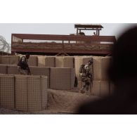 Des soldats maliens progressent lors d'une synthèse de formation sur la base de Tessalit, au Mali.
