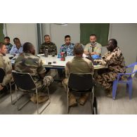 Des officiers français et maliens rencontrent des autorités des casques bleus pour la restitution de la base de Tessalit à l'armée malienne.