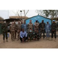 Portrait de groupe des officiers français, maliens et des divers contingents de la Mission des Nations Unies à Tessalit, au Mali.
