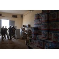 Le capitaine Sidibé inspecte le stock de vivres de l'ordinaire de la base de Tessalit, au Mali.