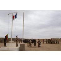 Le nouveau commandant malien du site de Tessalit s'adresse à ses troupes en présence du colonel François-Emmanuel Faivre lors d'une cérémonie.