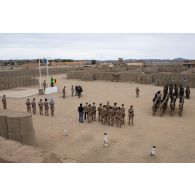 Le nouveau commandant malien du site de Tessalit s'adresse à ses troupes en présence du colonel François-Emmanuel Faivre lors d'une cérémonie.