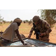 Un légionnaire du 2e régiment étranger de génie (REG) interroge un civil suspecté d'être un informateur, dans le Gourma malien.