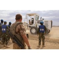 Un sapeur du 25e régiment du génie de l'air (RGA) encadre la réfection de la piste de Tessalit par des soldats de la Mission multidimensionnelle intégrée des Nations Unies pour la stabilisation au Mali (MINUSMA).