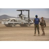 Des casques bleus tchadiens réfectionnent la piste du terrain d'aviation de Tessalit sous la supervision d'un sapeur du 25e régiment du génie de l'air (RGA).