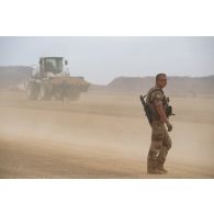 Un sapeur du 25e régiment du génie de l'air (RGA) encadre la réfection de la piste du terrain d'aviation de Tessalit, au Mali.