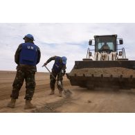 Des casques bleus tchadiens participent à la réfection de la piste du terrain d'aviation de Tessalit, au Mali.