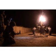 Tir d'obus au mortier de 120 mm rayé tracté (MO RT) depuis la base de Tessalit, au Mali.