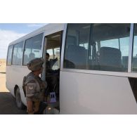 Des soldats montent à bord d'un autobus pour leur départ de Tessalit, au Mali.