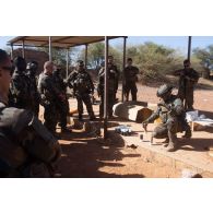 Un instructeur dirige une formation à la grenade lacrymogène et fumigène à Kaya, au Burkina Faso.