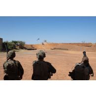 Des soldats s'entraînent au maniement du lanceur Cougar de 56 mm à Kaya, au Burkina Faso.