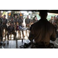 Des chefs d'unité reçoivent une information sur l'usage d'armes non létales au poste de commandement de Kaya, au Burkina-Faso.