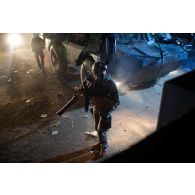 Un soldat protège un convoi par l'emploi du gaz lacrymogènes par lance-grenades Cougar lors d'une manifestation à Tera, au Niger.