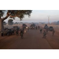 Des soldats protègent la route d'un convoi lors d'une manifestation à Tera, au Niger.