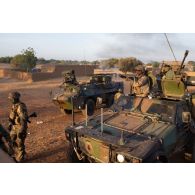 Un soldat tire du gaz lacrymogène au moyen d'un lance-grenades Cougar en trappe avant de son véhicule blindé léger (VBL) lors d'une manifestation à Tera, au Niger.
