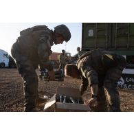 Des soldats font l'inventaire des munitions restantes au terme d'un manifestation à Tera, au Niger.