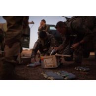 Des soldats perçoivent des munitions non létales pour défendre un convoi au Niger.