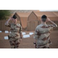 Salut entre un lieutenant-colonel du 13e régiment du génie (RG) et un autre officier lors d'une cérémonie à Gao, au Mali.