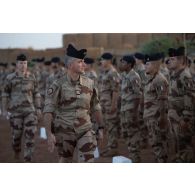 Un lieutenant-colonel du 13e régiment du génie (RG) passe les troupes en revue lors d'une cérémonie à Gao, au Mali.