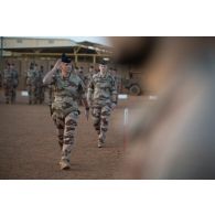 Un lieutenant-colonel du 13e régiment du génie (RG) passe les troupes en revue lors d'une cérémonie à Gao, au Mali.