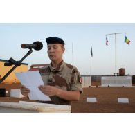 Lecture de la vie de Sainte barbe par un lieutenant du 6e régiment du génie (RG) à Gao, au Mali.