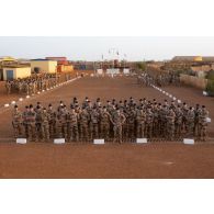 Portrait de groupes des sapeurs des 6e et 13e régimentsdu génie (RG) au terme d'une cérémonie à Gao, au Mali.