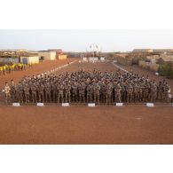 Portrait de groupe des sapeurs et des artilleurs au terme d'une cérémonie à Gao, au Mali.